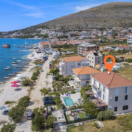 Ginna * 特罗吉尔