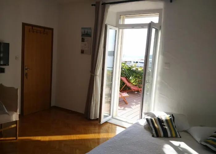 Ginna * 特罗吉尔